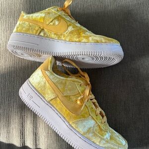rare NIKE AIR FORCE 1 LV8 GS Mineral Gold Velvet 849345-700